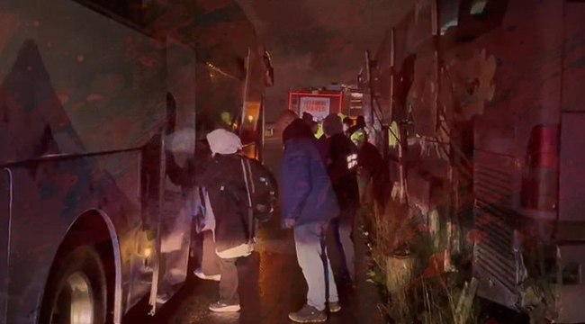 Şoför kalp krizi geçirdi, otobüs bariyerlere girdi