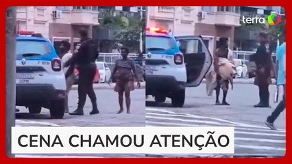 Homem é flagrado carregando tartaruga marinha e acaba parado por PMs no RJ