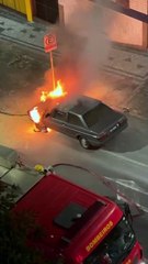 Motorista tenta apagar fogo de carro no Centro de BH