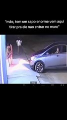 Mãe tenta tirar sapo da garagem e acidentalmente o jogo em cima da filha
