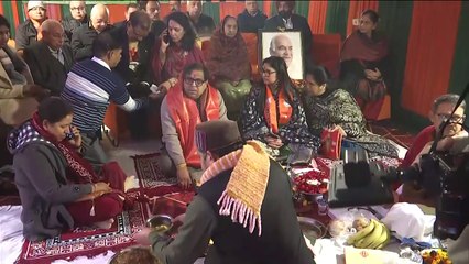 hn_ANI2_dl_bjp_leader_harish_khurana_offers_prayer_09-39-57