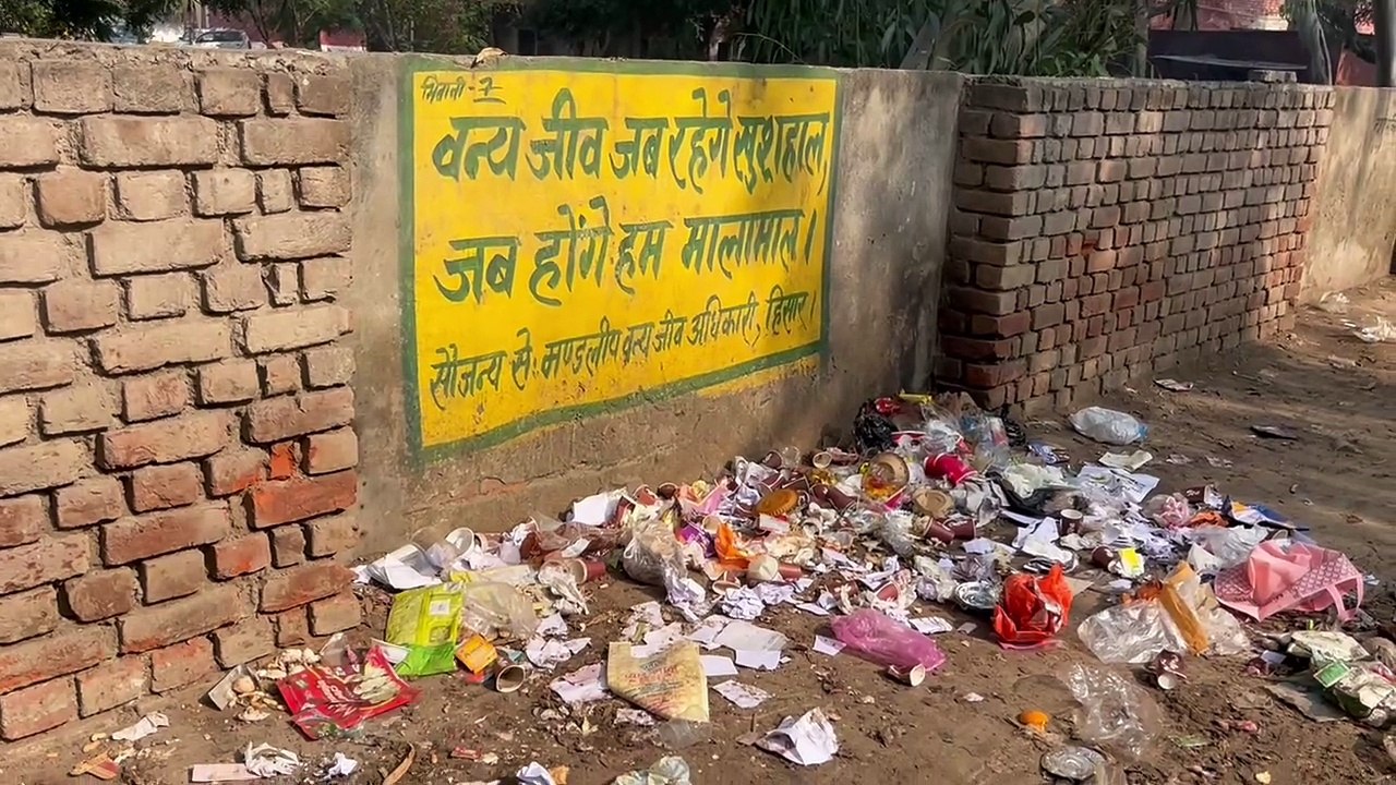 भिवानी शहर को सडऩे से बचाने के लिए प्रशासन हुआ सख़्त : शहर में जगह जगह लगे रहते हैं गंदगी के ढेर, कई लोग आग भी लगा देते हैं : भिवानी के अतिरिक्त उपायुक्त हर्षित कुमार ने जारी किए सख्त आदेश