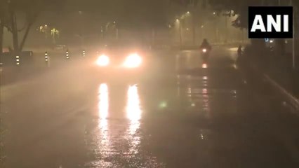 राष्ट्रीय राजधानी के कुछ हिस्सों में हल्की बारिश के बाद बढ़ी ठंड,AQI में सुधार