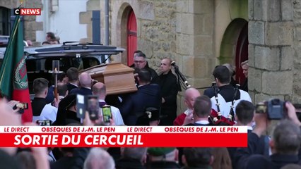 Le cercueil de Jean-Marie Le Pen sort de l'église Saint-Joseph lors de l'hommage familial au fondateur du RN