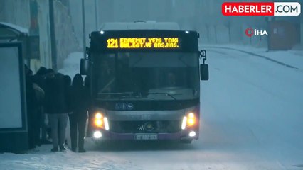 Van'da Yoğun Kar Yağışı Uçak Seferlerini Olumsuz Etkiledi