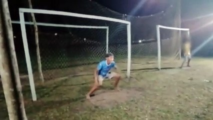 Un portero de 16 años muere tras parar un penalti con el pecho
