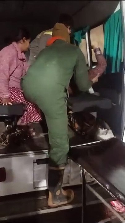 बारिश में गिरा मकान, मलबे में दबे एक ही परिवार के चार सदस्य, एसएनएमसी में कराया भर्ती
