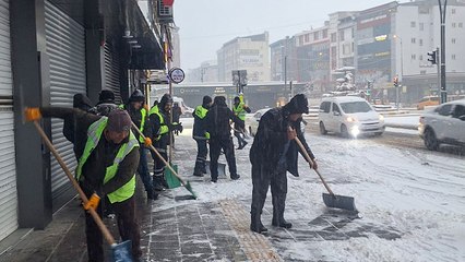 Van'da yoğun kar yağışı: Hayatı olumsuz etkiledi