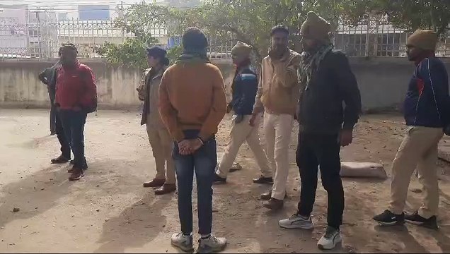 SI पति की इलाज के लिए बच्चों संग नालंदा पहुंची पत्नी तो कमरे में मृत मिले. कहा हृदय रोग से हुई मौत. पुलिस महकमे में शोक की लहर.