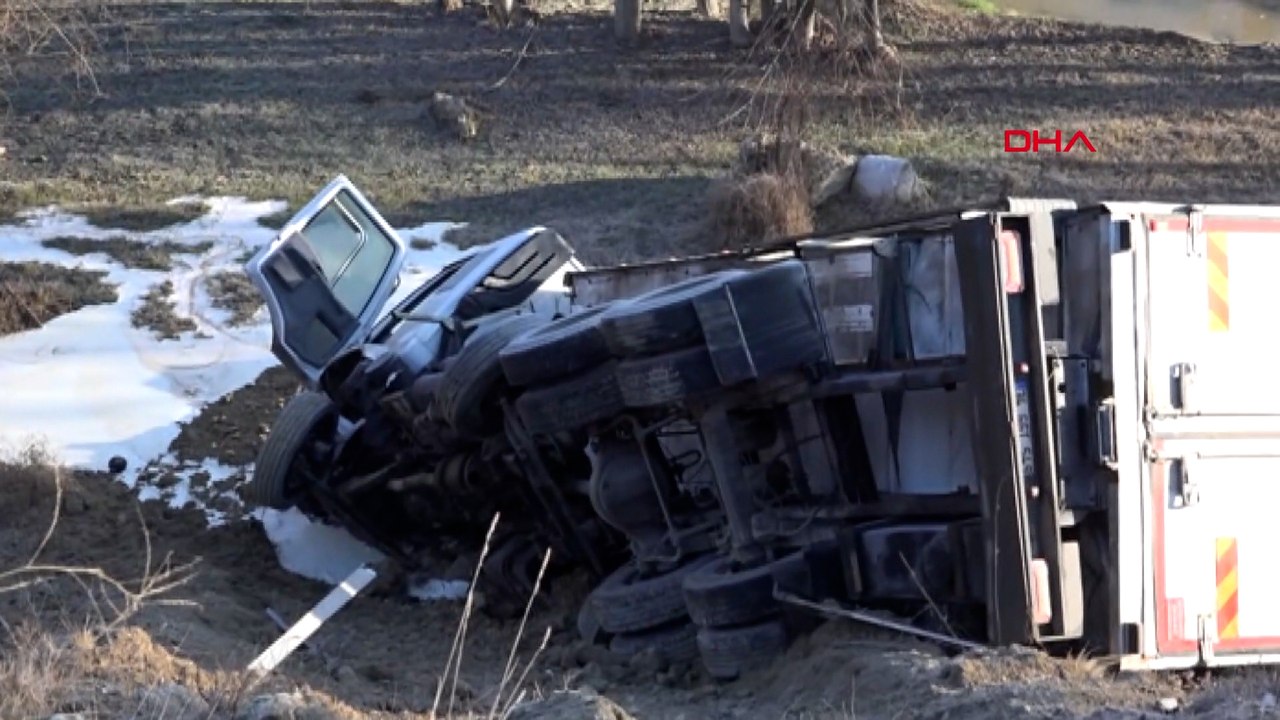 Şarampole devrilen kamyonun sürücüsü, kazayı yara almadan atlattı