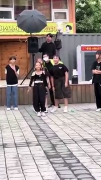 Cette jeune fille vole au dessus du sol...