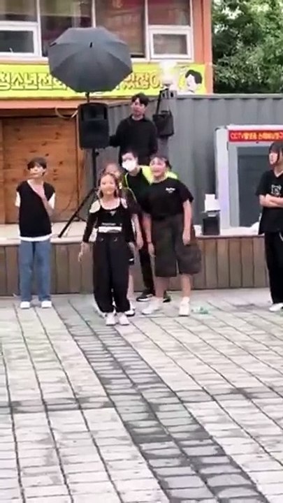 Cette jeune fille vole au dessus du sol...