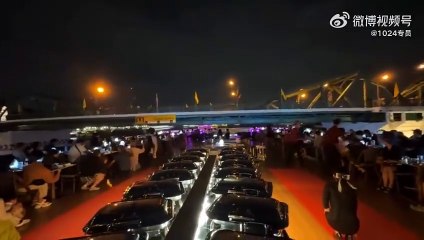 Un bateau restaurant passe juste sous un pont