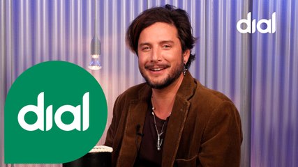 Manuel Carrasco: hace de guía perfecto a Malú, Melendi o Camilo en su 'Pueblo Salvaje' | Dial