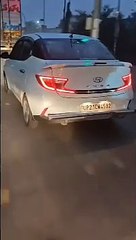 बॉयफ्रेंड के साथ पत्नी पति को कार के बोनट पर 5 किलोमीटर लेकर हाइवे दौड़वाती रही कार