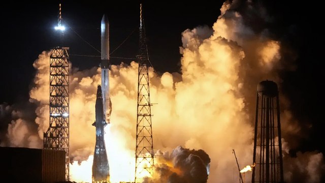 Jeff Bezos prueba con éxito su supercohete, competidor directo del Starship de Elon Musk