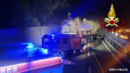 Tir a fuoco sulla A26 nei pressi di Genova, bosco in fiamme