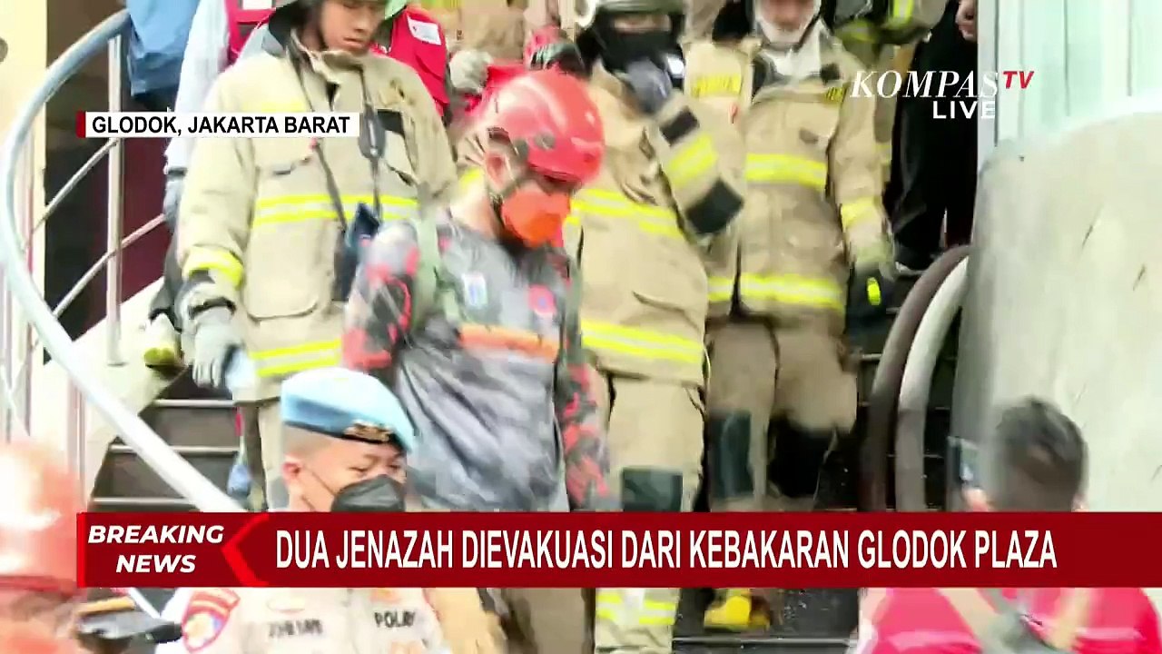 Momen Petugas Bawa Jenazah Dievakuasi dari Plaza Glodok Pasca Kebakaran