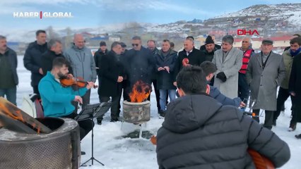 Buz tutan gölde fotoğraf sergisi