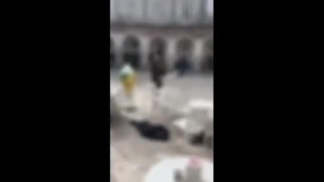 Martina Franca, sedie che volano e bastonate: ecco la rissa che ha distrutto l'esterno di un bar della piazza centrale