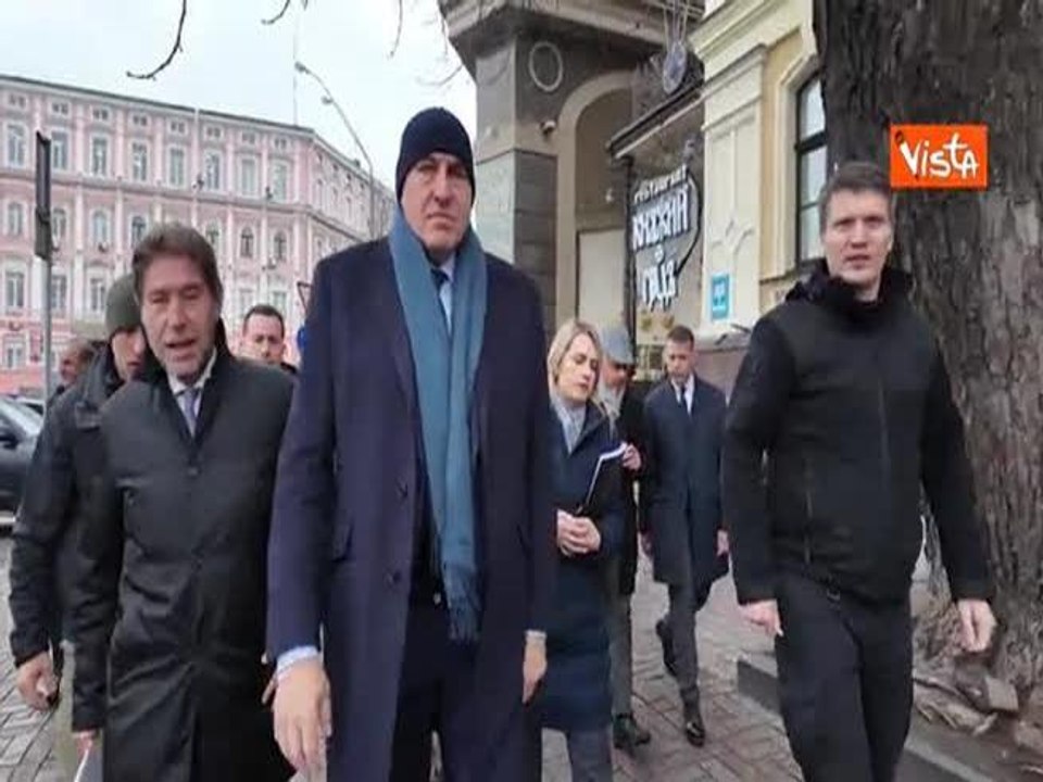 Crosetto a Kiev omaggia Muro della Memoria delle vittime della guerra