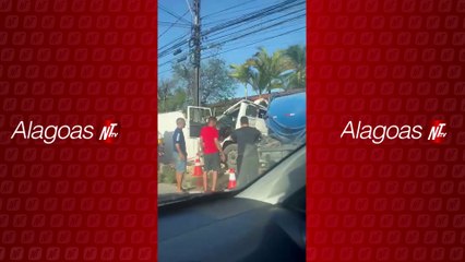 Caminhão colide com casa em Maceió e causa danos significativos