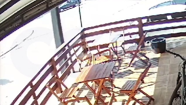 Câmera de segurança flagra acidente entre carro e moto na Avenida Rocha Pombo