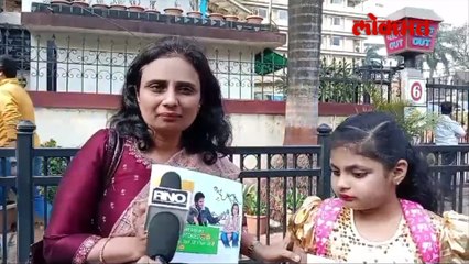 सोबत मुलगी, हातात बॅनर, सैफच्या फॅननं काय केलं पाहा...