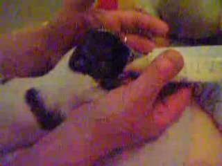 Bébé boit un peu au biberon