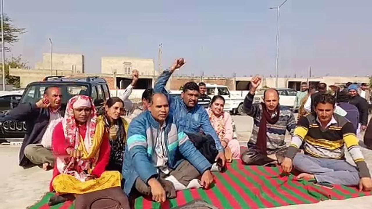 पटवारियों की हड़ताल का आज चौथा दिन  डीडवाना उपखंड अधिकारी कार्यालय में धरने पर बैठे हैं पटवारी