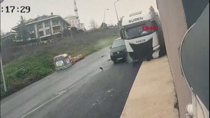 Büyükçekmece'de kamyonun 2 araca çarpıp 1 kişiyi ezdiği kaza kamerada