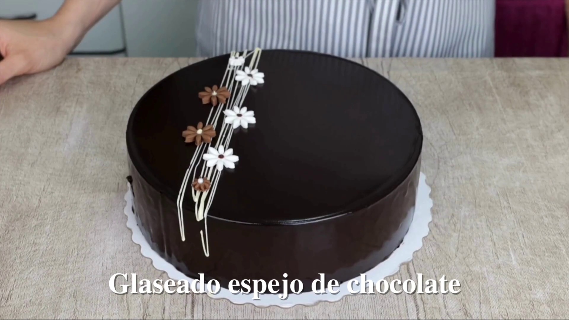 Cómo hacer un glaseado de espejo (cobertura de chocolate brillante para  postres), image size:1920x1080