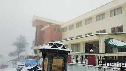 बर्फबारी के बाद मौसम हुआ सुहावना, पर्यटकों ने चेयर लिफ्ट से लिया वादियों का आनंद।