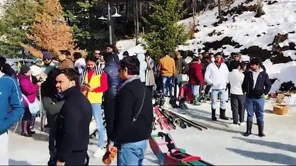 बर्फबारी के बाद मौसम हुआ सुहावना, पर्यटकों ने चेयर लिफ्ट से लिया वादियों का आनंद।