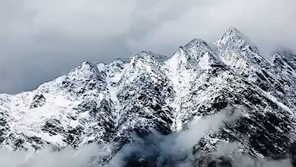बर्फबारी के बाद मौसम हुआ सुहावना, पर्यटकों ने चेयर लिफ्ट से लिया वादियों का आनंद।