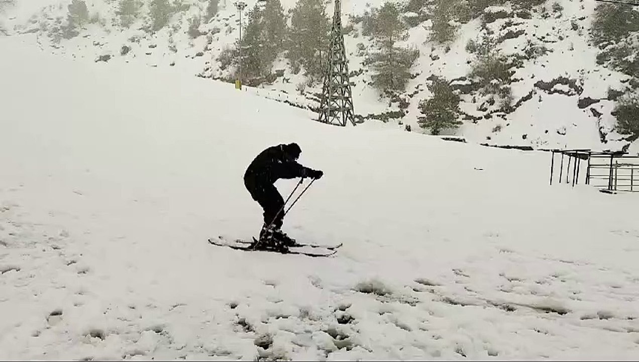 बर्फबारी के बाद मौसम हुआ सुहावना, पर्यटकों ने चेयर लिफ्ट से लिया वादियों का आनंद।