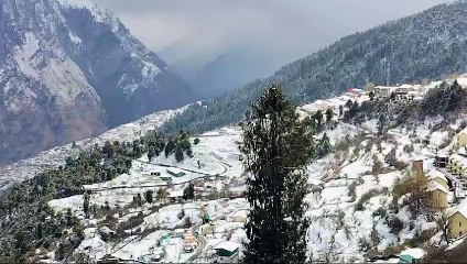बर्फबारी के बाद मौसम हुआ सुहावना, पर्यटकों ने चेयर लिफ्ट से लिया वादियों का आनंद।