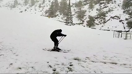 बर्फबारी के बाद मौसम हुआ सुहावना, पर्यटकों ने चेयर लिफ्ट से लिया वादियों का आनंद।