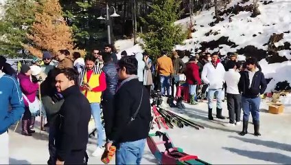 बर्फबारी के बाद मौसम हुआ सुहावना, पर्यटकों ने चेयर लिफ्ट से लिया वादियों का आनंद।