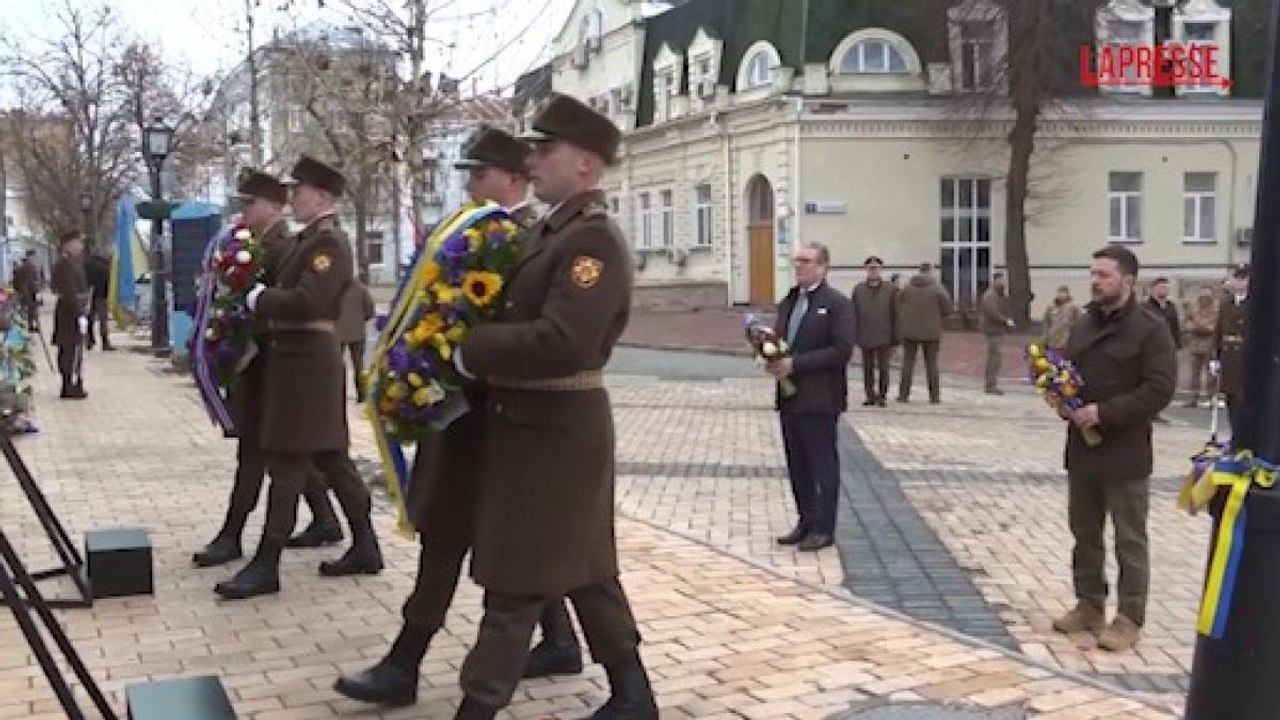 Ucraina, Zelensky e Starmer a Kiev rendono omaggio ai soldati caduti
