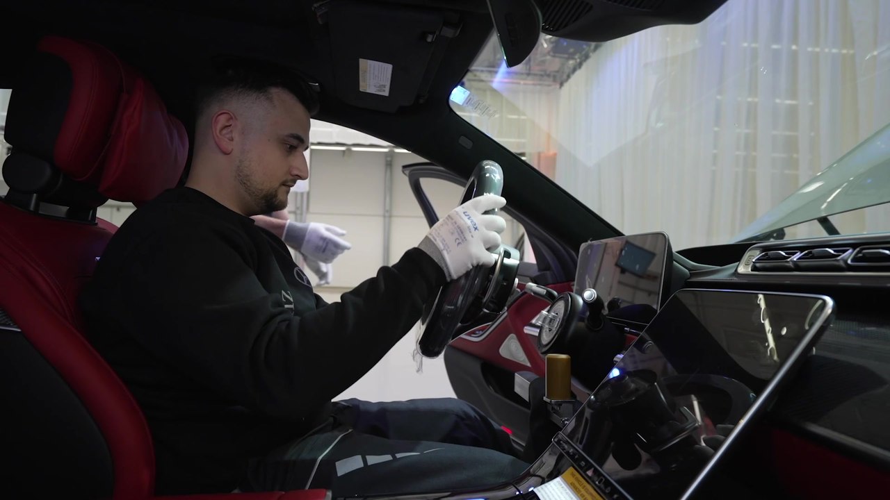 Die Mercedes-Benz MANUFAKTUR - Geschickte Hände sind die wertvollsten Werkzeuge