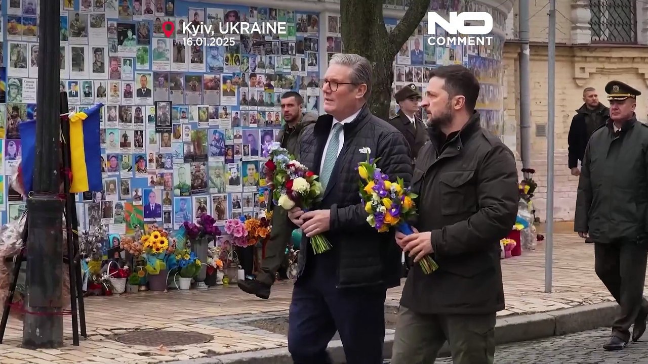 Volodymyr Zelensky et Keir Starmer visitent le monument aux morts à Kyiv