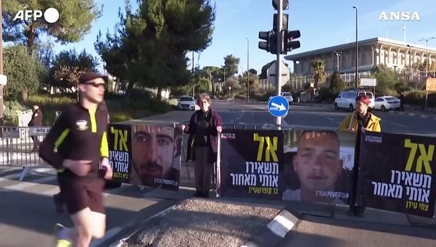 Israele, manifestanti davanti al Parlamento sollecitano un accordo sugli ostaggi