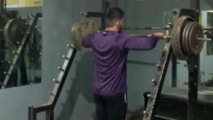 Gym enthusiast tries squatting without a spotter and pays the price