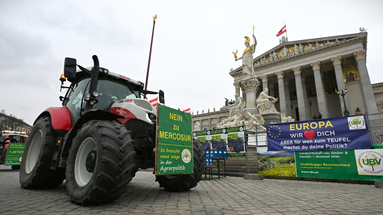 Bauernprotest mit Traktoren vor Parlament