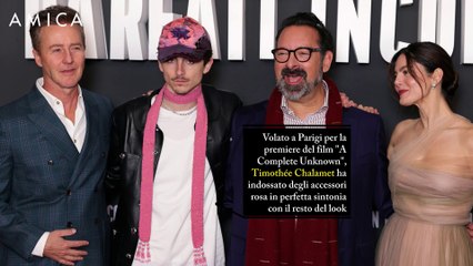 Timothée Chalamet sfoggia accessori rosa Barbie a Parigi 🎀