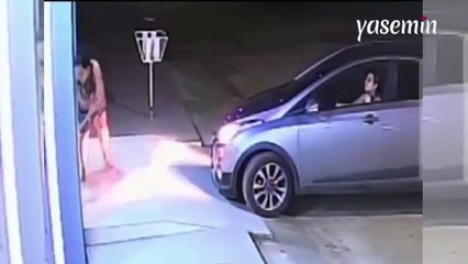 Kızının korktuğu kurbağayı uzaklaştırmak isterken yanlışlıkla kızının üzerine atan anne