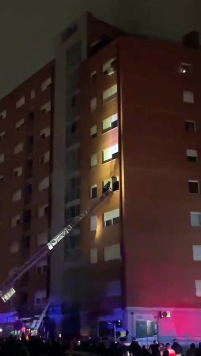 Momenti kur zjarrëfikësit shpëtojnë një fëmijë nga ndërtesa e përfshirë nga zjarri në Prishtinë