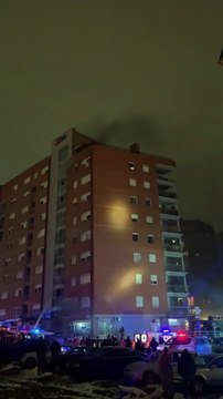 Zjarri në një ndërtesë në Kalabri- Momenti kur banorët e bllokuar nga dritarja kërkojnë ndihmë nga Policia