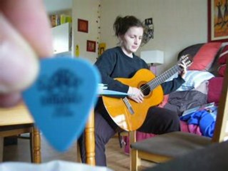 Marie a la guitare